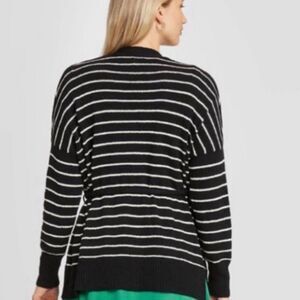 😊 3/$30 
WHO WHAT WEAR b&w striped cardigan XS cinched cuffs